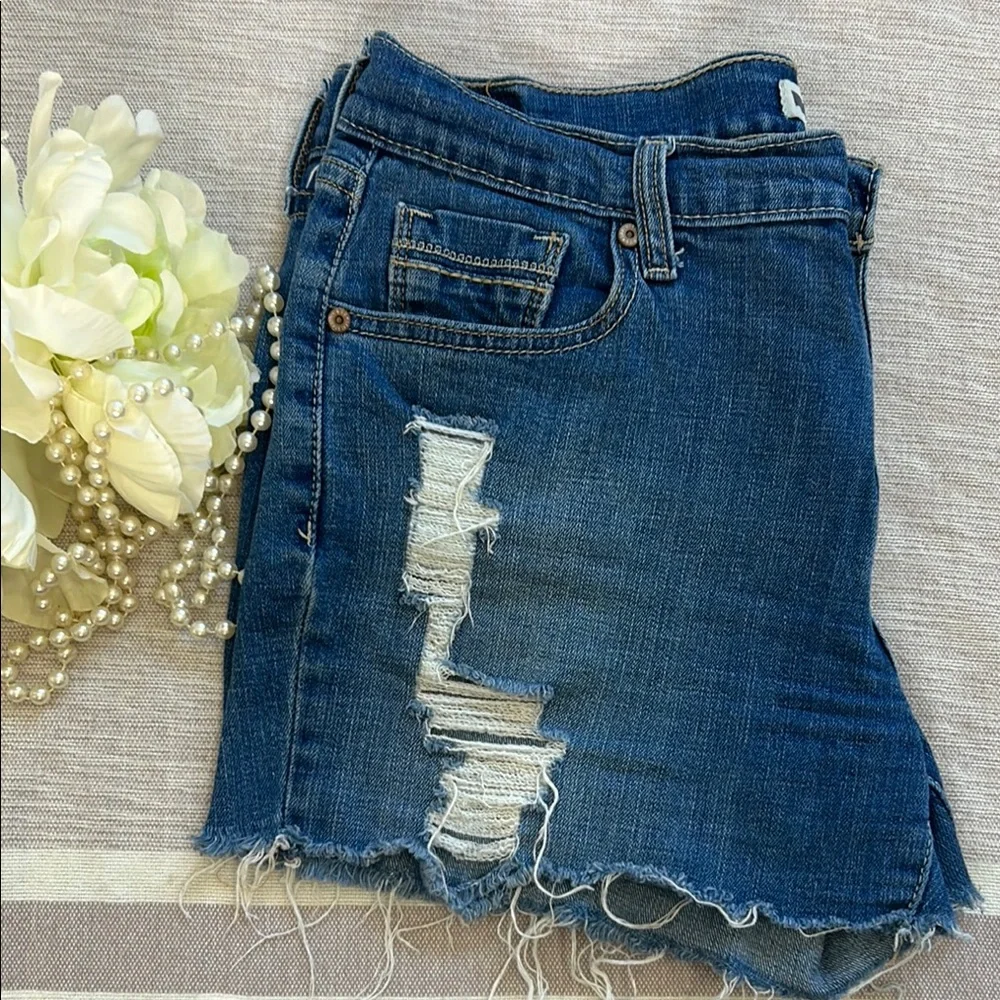 Classic Blue Women’s Levis Cut-Off Jean Shorts with Distressing size  8/29